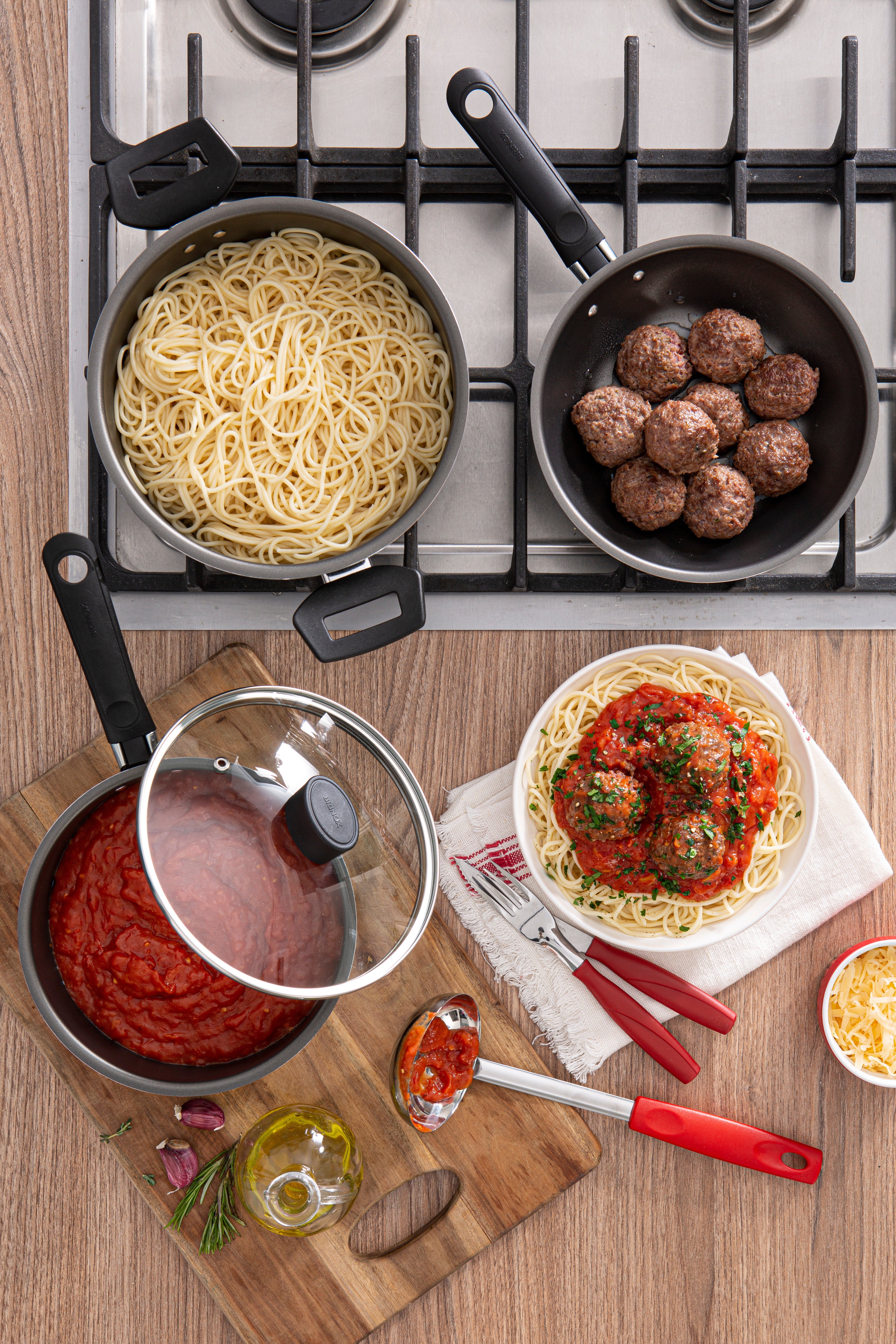 26 cm Non-stick Frying Pan - with Spatula easy to cook and clean - Made in Brazil.